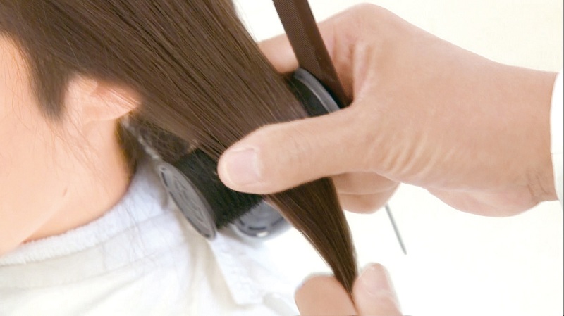 専用カーラーはマジックテープ素材。髪にやさしく巻きやすい