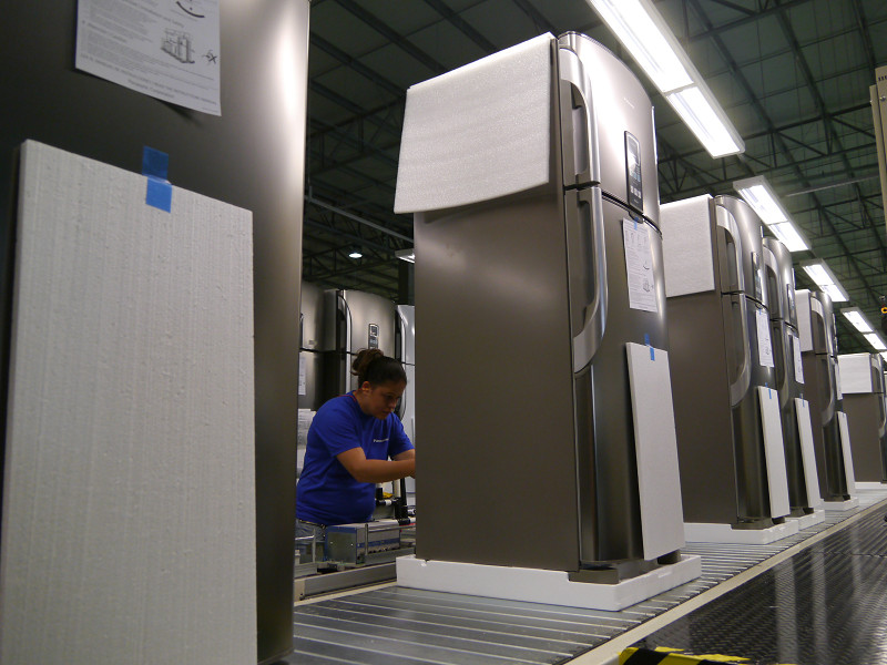 冷蔵庫の組み立てラインの様子