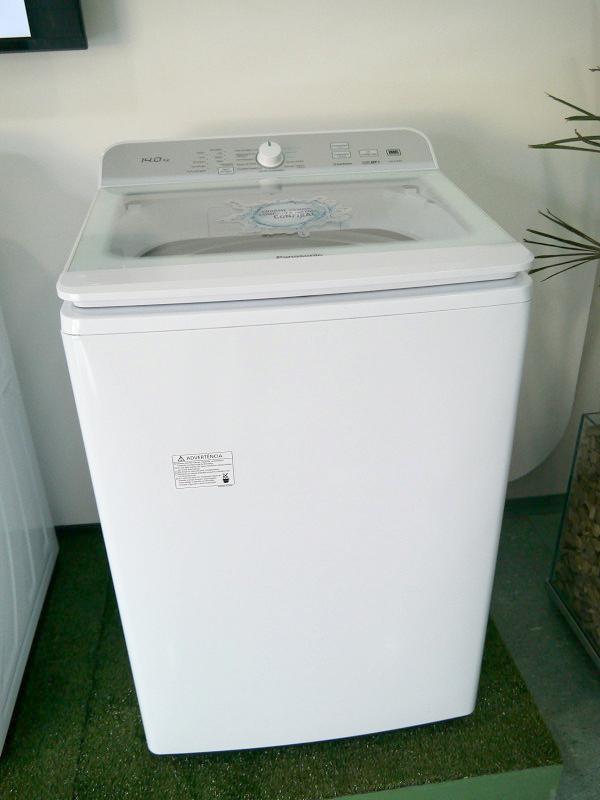 14kgタイプ洗濯機の「NA-F140B3」。パルセータタイプのため、毛布を丸ごと洗えるデモストレーションを店頭で行なっているという