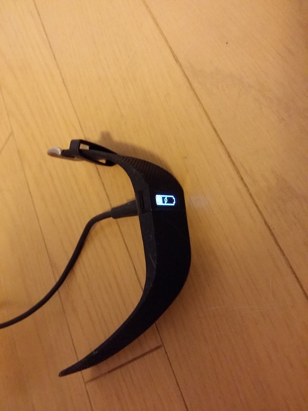 ケーブルを繋ぐと充電中の表示になる