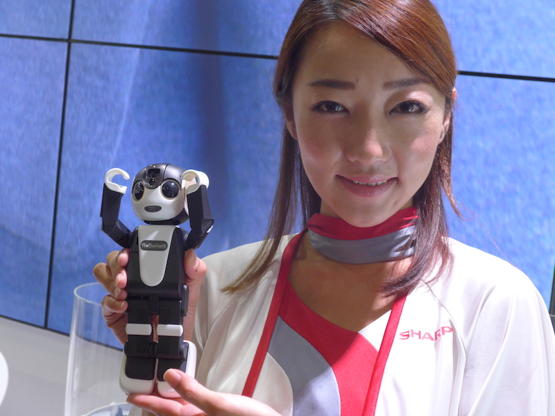 CEATECで披露したロボット型スマートフォン「RoBoHoN」