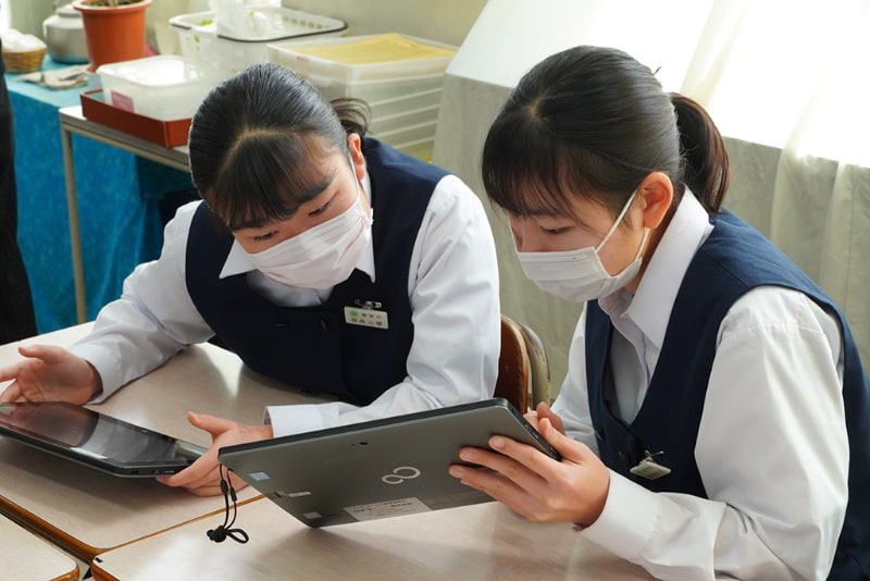 自分が作った部分について友だちの意見を聞いたり、分からない部分を教えてもらったり、生徒たちの交流は自然に活発に