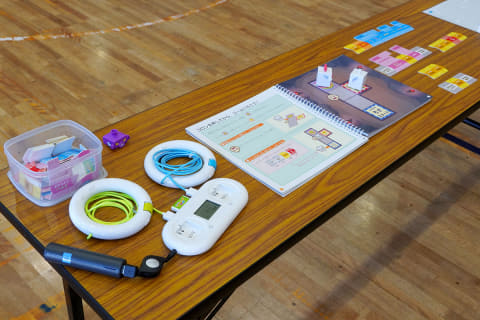 ソニーが開発したロボットトイ「toio」を使って、小学校の