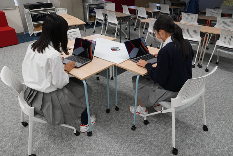 広い教室の中で、机も椅子も自由に動かして学習できる