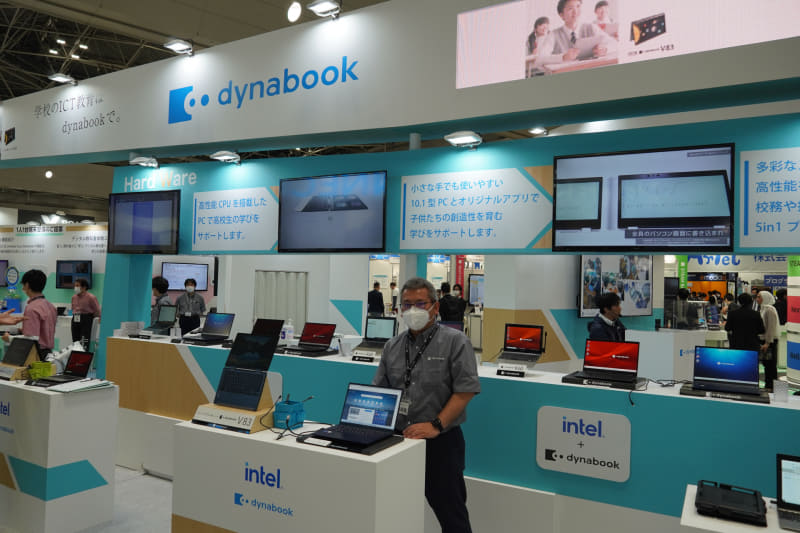 dynabookのブース、正面にはdynabook RJ74
