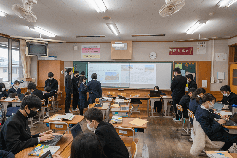 黒板の全面を使って2画面を表示