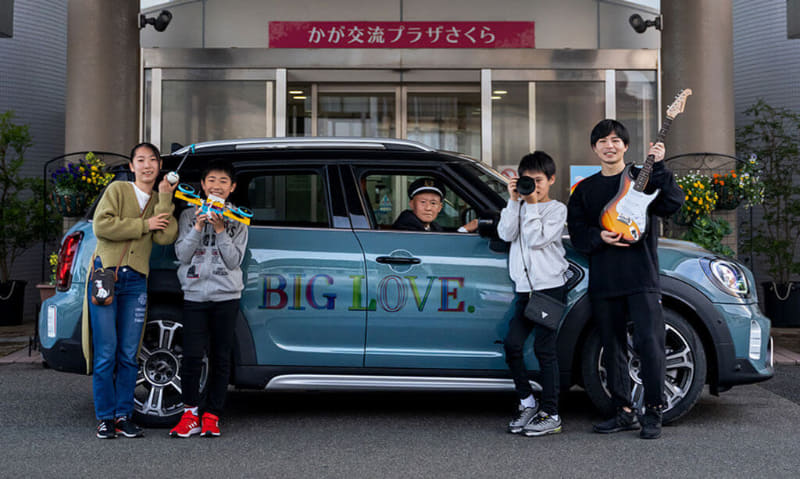 MINI Japanから提供されたMINI Crossover 3台を使って無料送迎サービスを発表
