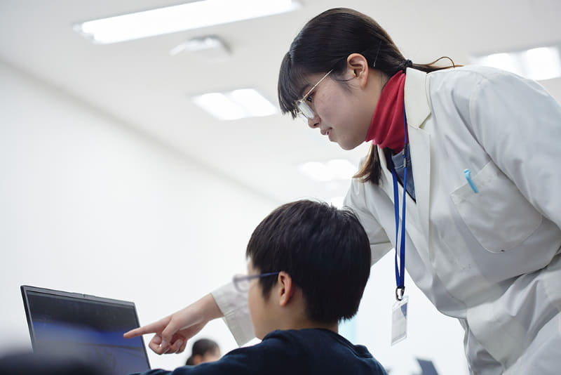 わからないことは講師に質問したり、手が止まっている子には講師から声をかけたりと和やかな雰囲気で学習できる