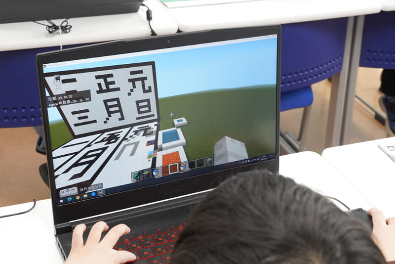 基礎コースは、PCの基本的な操作方法から始まり、座標の考え方やプログラムの「複製」「修正」による論理的思考力の育成、「繰り返し」を通じた数学的思考力を養う内容となっている