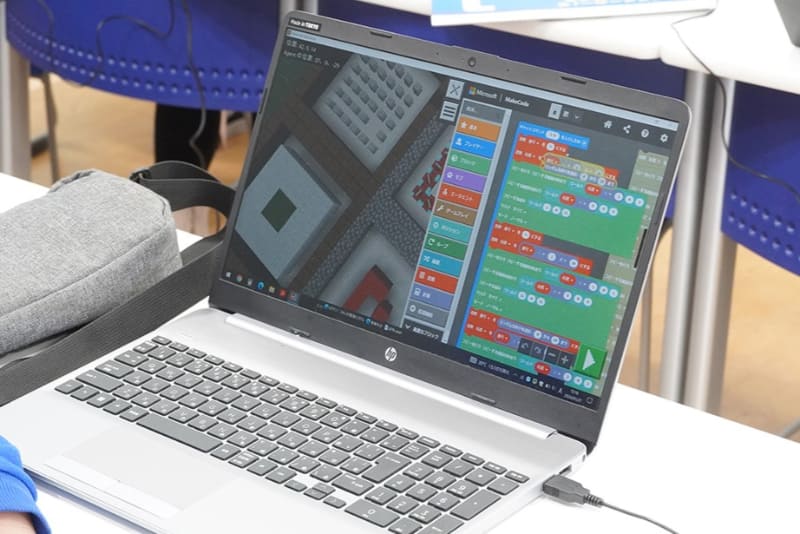 マインクラフトのプログラミング画面。マインクラフトのワールドに入って、プログラミングツール「Microsoft MakeCode for Minecraft」を使用してプログラムを組み立てる。プロラボでは、授業で使うコンピューターは貸出してくれる