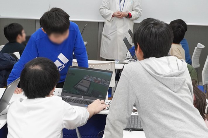 他の子の作品を見て、自分もやってみたいと刺激を受ける場面も