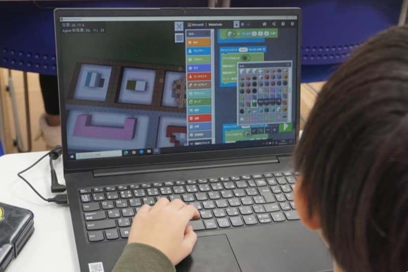 6種類の目パーツと3種類の口パーツを作り、それらを表示する際にランダムな数を使うと、さまざまな表情に変化する