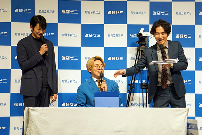 チャレンジ AI学習コーチを体験する向井 理さんとナイチンゲールダンス