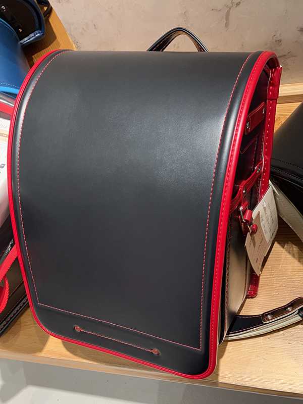 「No.59 防水クラリーノ カラーコンビ」のクロ×アカに決定！