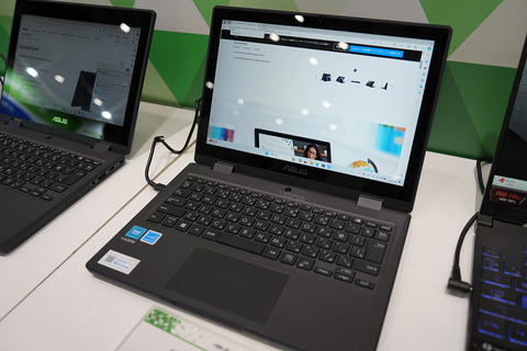 低学年も安心して使える、スタイラスペンの本体収納が可能な「ASUS