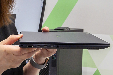 低学年も安心して使える、スタイラスペンの本体収納が可能な「ASUS