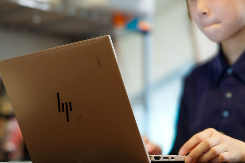 長女が選んだのはHP Pavilion Aero 13-beのピンクベージュ
