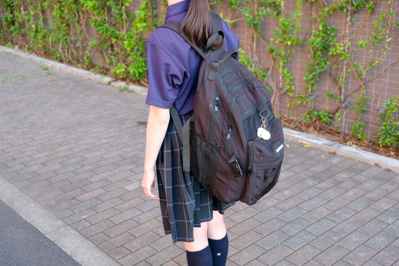 通学時のカバンは、PCだけでなく、教科書などの勉強道具、弁当、部活がある日はその道具類も入るので、結構な重さに