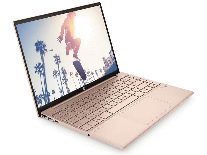 HP Pavilion Aero 13-beのピンクベージュ。広報画像は英語キーボードだが、購入したのはもちろん日本語キーボード（参考：<a href="https://jp.ext.hp.com/info/newsroom/2021/20210715/">2021年7月15日プレスリリース</a>/出典：日本HP「<a href="https://jp.ext.hp.com/info/newsroom/library/notebook/personal/">製品写真ライブラリ</a>」より）
