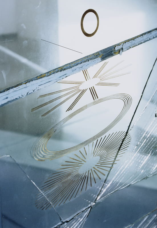 「TOPコレクション 見ることの重奏」展の展示作品「デュシャン/大ガラス」（奈良原 一高）