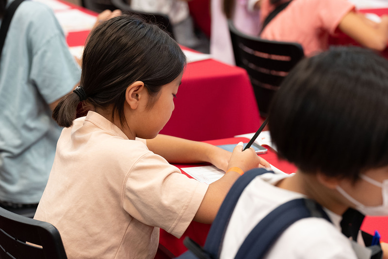 日本郵便のブースより。はがきに宛名を書く体験を通じて、手紙が届く仕組みを学んだ