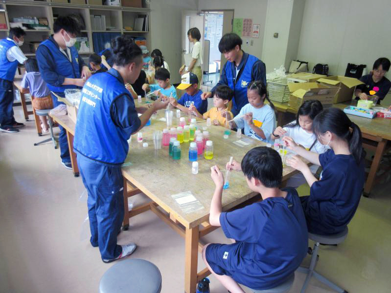 子供たちはひんやりするスライムも作成した