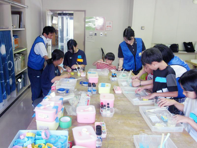 万華鏡作りに取り組む子供たち