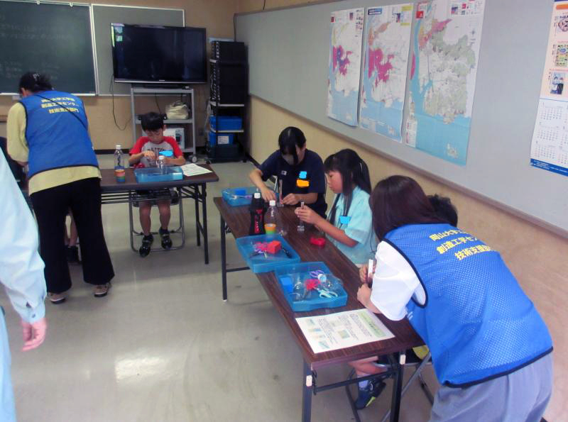 素材や香りを選んで入浴剤作りにチャレンジ