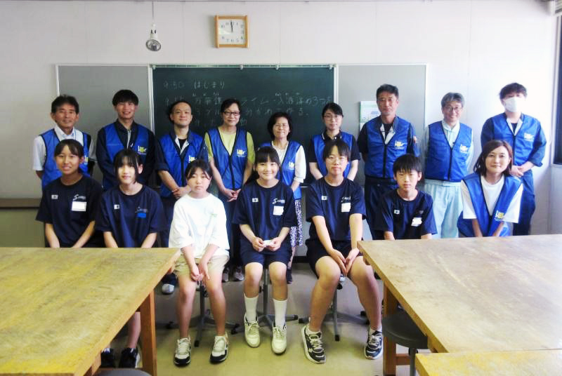 実験教室に参加した「山南学園」高等部のボランティアと岡山大学のスタッフ