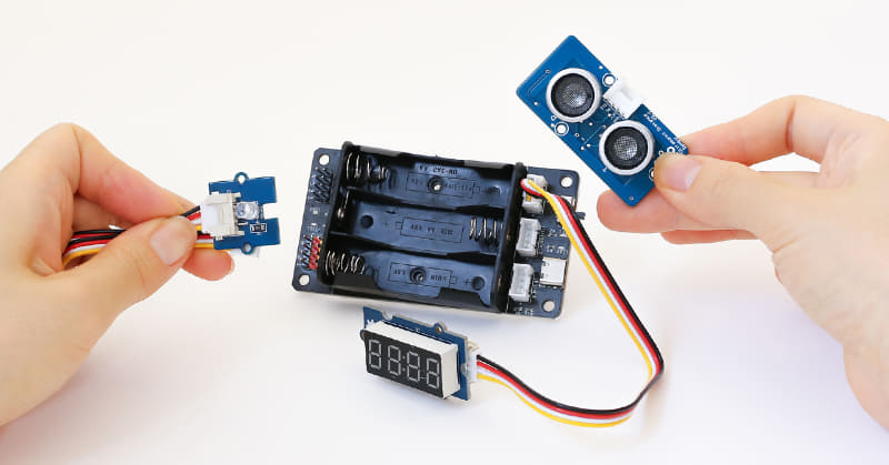 別売りのモーターやセンサーをつないだ様子