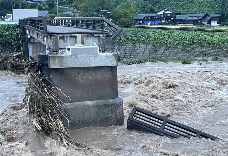 豪雨により一部が流された橋（石川県輪島市）