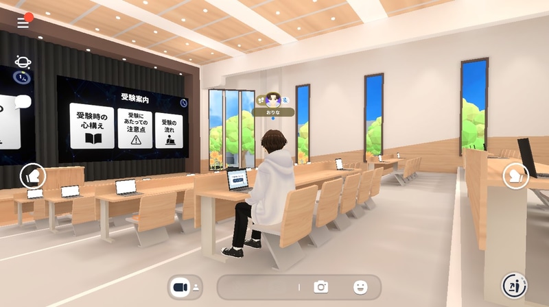 試験会場は大学の講義室のような空間となっている