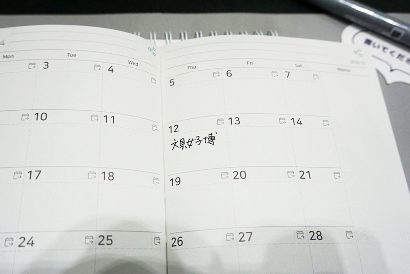 専用の手帳「N planner」に予定を書き込み