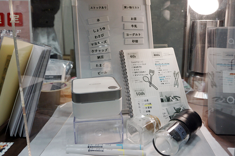 専用アプリの豊富なテンプレートを使って、To Doリストやラベルを作成。透明の用紙に印刷して、貼り付けることも可能