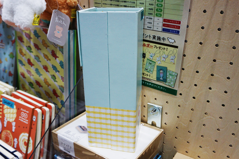 散らかりがちな事務用品を収納して、コンパクトに収納。使わないときは、本棚や机の端に置いておける