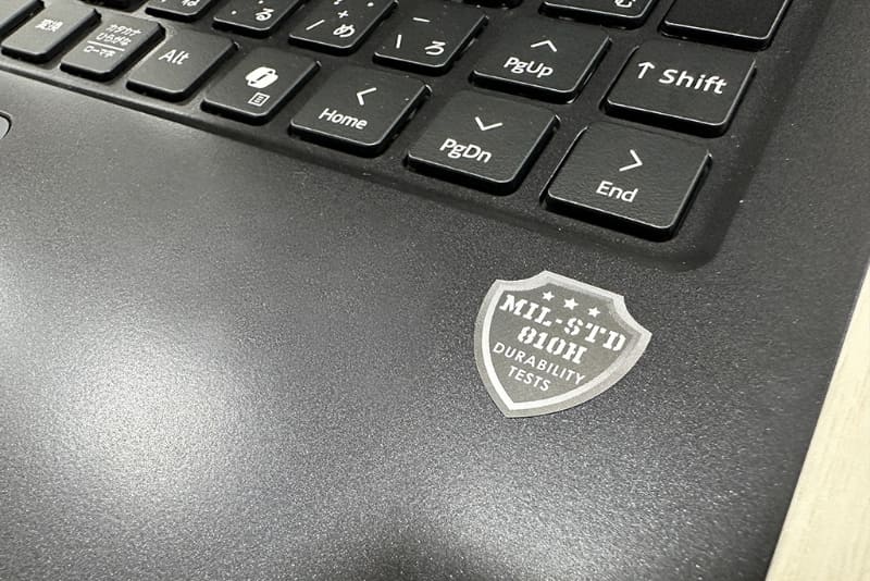 MILスペックを示すステッカー