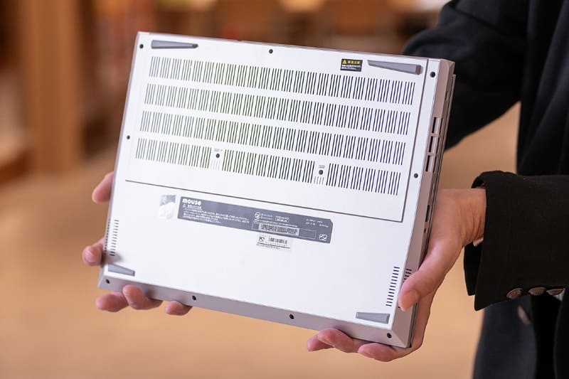 グラフィックボード搭載のノートPC「DAIV S4-I7G60SR-D」の底面。吸気用のスリットが多め