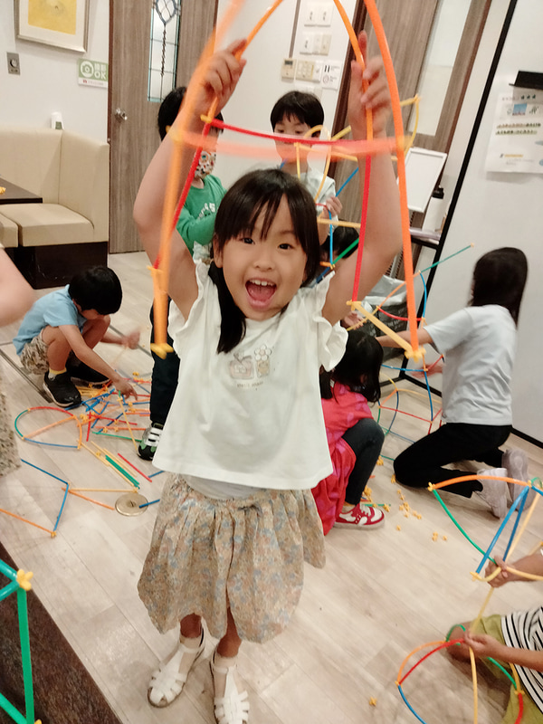 ワンダーファイの研究授業で「パイプビルダーズ」に取り組んだ子供たちの様子