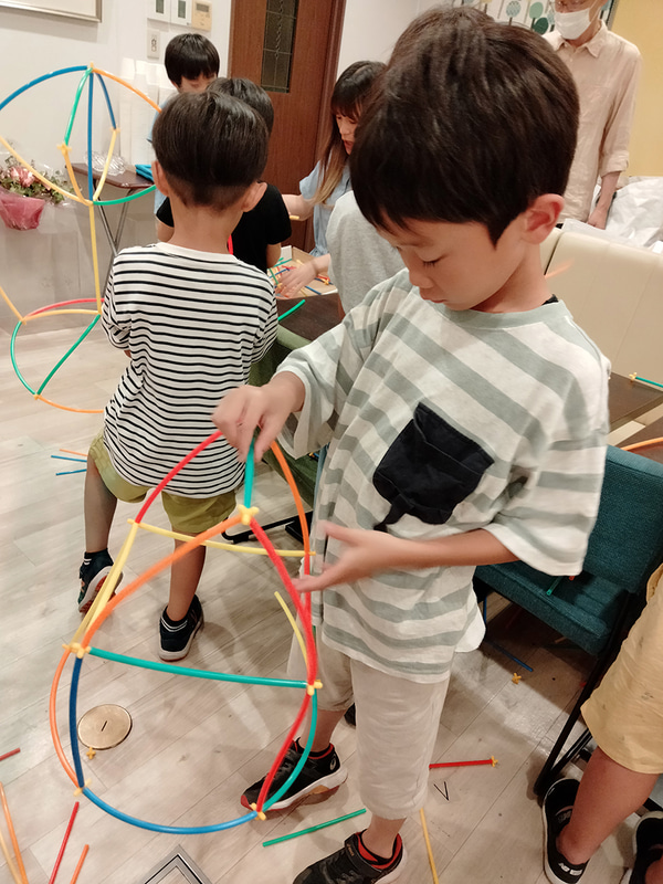 ワンダーファイの研究授業で「パイプビルダーズ」に取り組んだ子供たちの様子