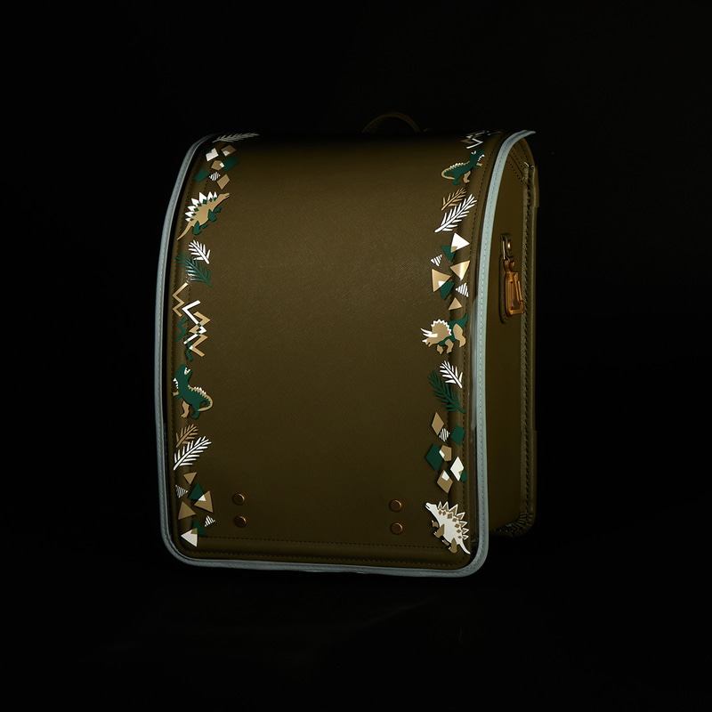 ランドセルカバー「恐竜」は、柄が反射して光るようになっている