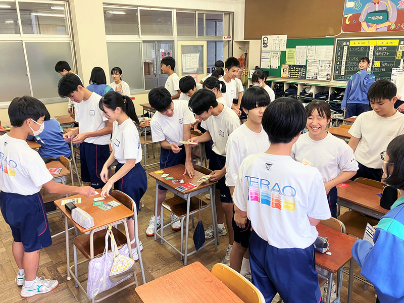 2023年度に高崎市立寺尾中学校で開かれた特別授業（カードゲーム）の様子