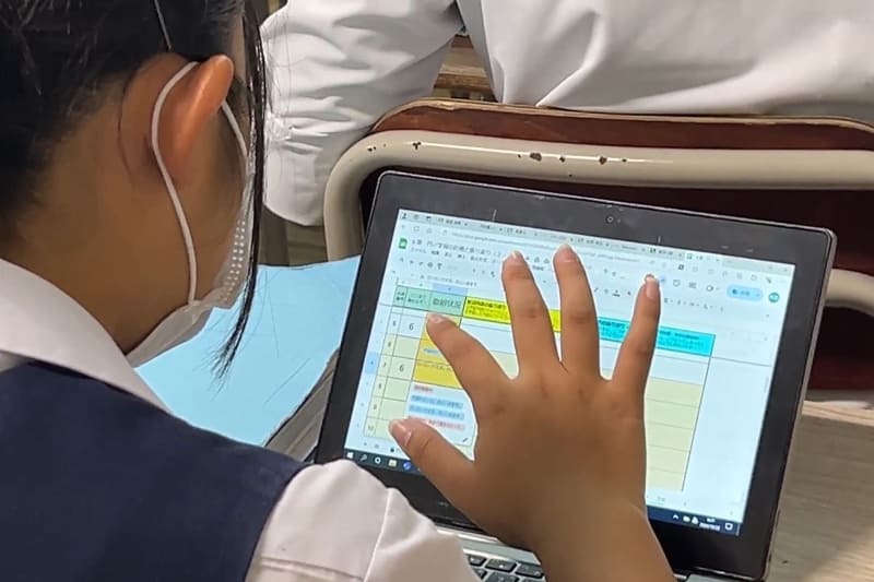 自由進度学習で学習の振り返りを記録する生徒