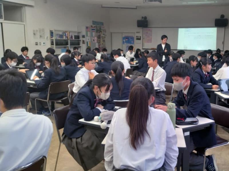 プログラムに取り組む生徒たちの様子