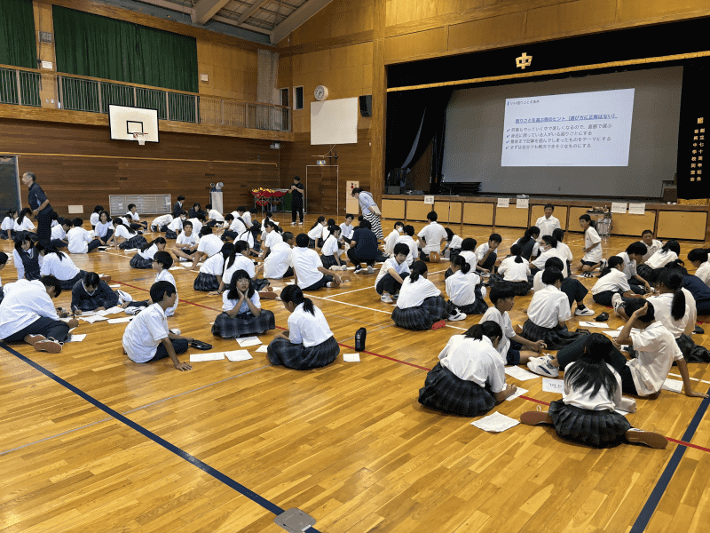 プログラムに取り組む生徒たちの様子