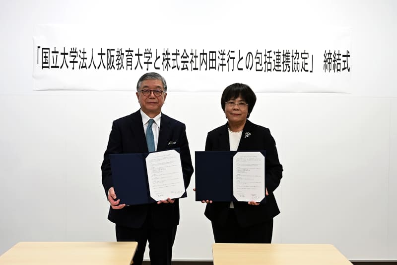 （左）株式会社内田洋行 代表取締役社長 大久保 昇氏、（右）大阪教育大学 学長 岡本幾子氏