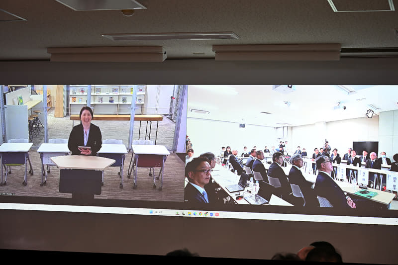 壁一面の巨大な没入型プロジェクターを利用した遠隔地との模擬授業を実施