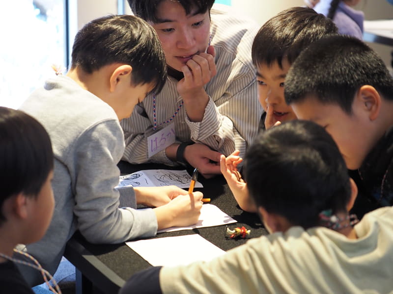 原村の小学生を招いて「ヨイ出し」をテーマとしたテストプレイを実施。1つのお題に対してどんないいところがあるか、みんなで意見を交わす