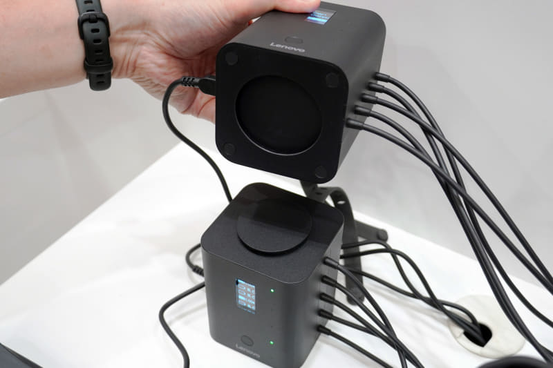 玩具ブロックのように上下に固定して一体化して使える。最大3台まで