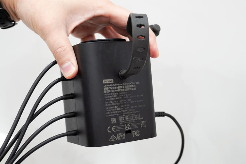 後部には固定用ベルトがあり、ケンジントンロックに対応するホールもあって持ち出し制限をかけることもできる