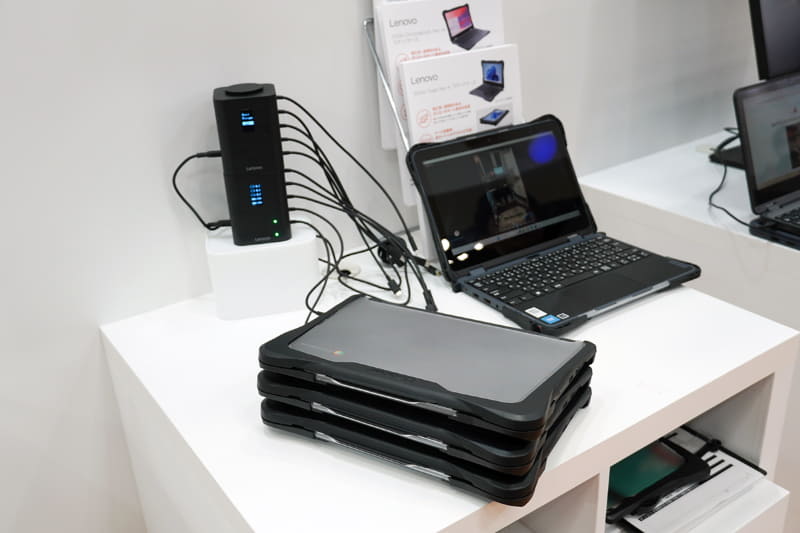 Chromebookを充電しているところ。接続しているChromebookは、Lenovo 500e Chromebook Gen 4sに専用のラギットケースを装着したもの